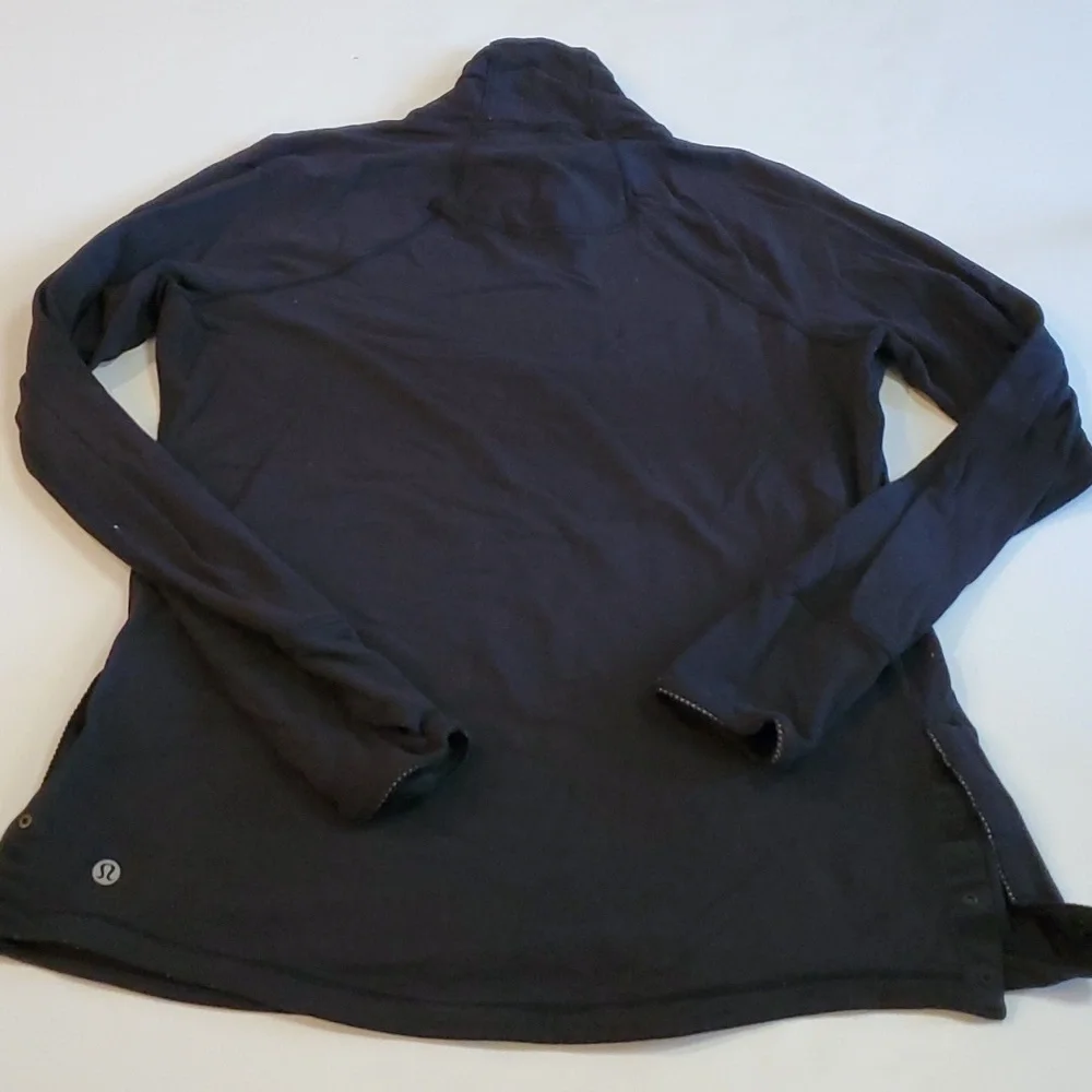 #1107 Lululemon long sleeve t590  size 8